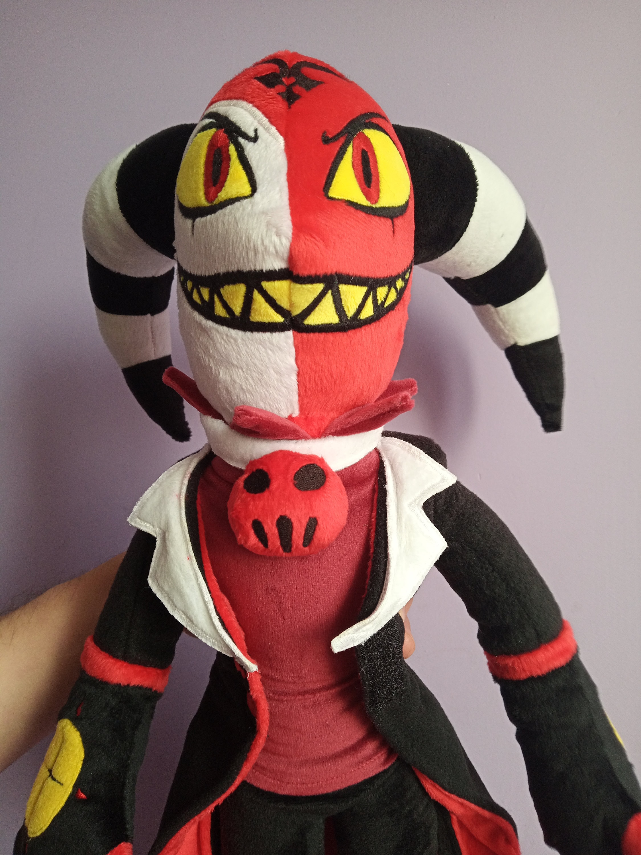 ブリッツォ。ヘルヴァ・ボス。ハズビン・ホテル。大きなぬいぐるみ