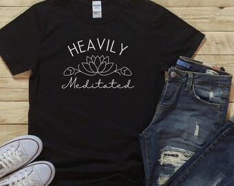 Camiseta fuertemente meditada, camiseta de diseño simple, camiseta de meditación, camiseta motivacional inspiradora, camiseta de yoga, camisa motivacional