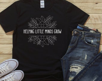 Camisa helping Little Minds Grow, maestra de primaria, camisa de educadores, camiseta inspiradora para maestros, camisa de regalo para maestros, camisa para maestros