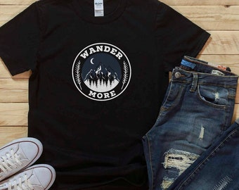 Camiseta Wander More, camiseta de viagem, camiseta Wanderlust, camiseta glamping, camiseta camping-caminhada-mochila-aventura-ao ar livre, camiseta explore, top viajante