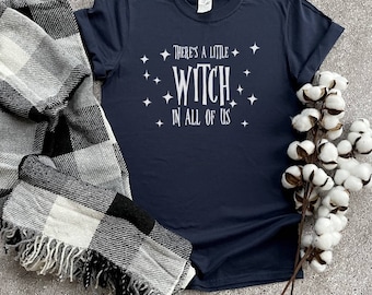 Er is een kleine heks in ons allemaal shirt, heks shirt, Halloween shirt, Halloween T-shirt, leuke Halloween T-shirt, Trending T-shirt, Hocus