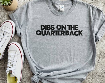 Dibs On The Quarterback Shirt, Camiseta de fútbol, Linda camiseta de fútbol, Tailgating Football, Día del juego, Fiesta tailgate, Novia de fútbol