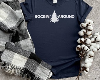 Camisa del árbol de Navidad, camisa Rockin Around the Christmas Tree, camisa unisex para adultos de vacaciones, camisa minimalista de happy xmas crew neck, holiday lover