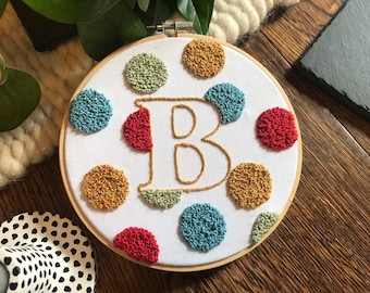 Nom de bébé, lettre, cerceau brodé à la main à pois