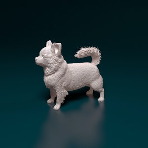 Puede incluir: Una figurita de cer&aacute;mica blanca de un chihuahua de pie sobre un fondo azul verdoso. El perro est&aacute; mirando hacia la izquierda y tiene la cola enroscada.
