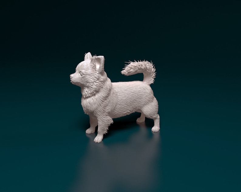 Puede incluir: Una figurita de cer&aacute;mica blanca de un chihuahua de pie sobre un fondo azul verdoso. El perro est&aacute; mirando hacia la izquierda y tiene la cola enroscada.