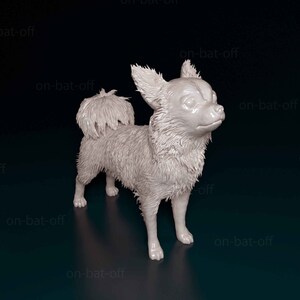 Pu&ograve; includere: Una statuetta di ceramica bianca di un chihuahua. La statuetta &egrave; in piedi su una superficie blu scuro.