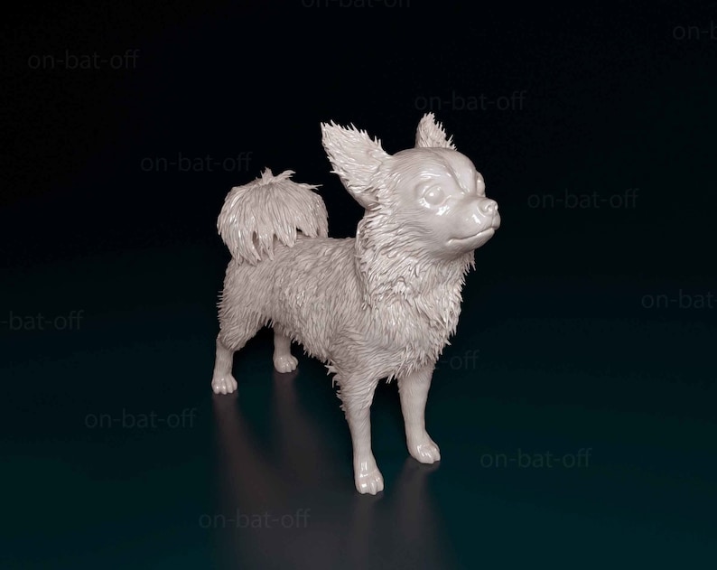 Pu&ograve; includere: Una statuetta di ceramica bianca di un chihuahua. La statuetta &egrave; in piedi su una superficie blu scuro.