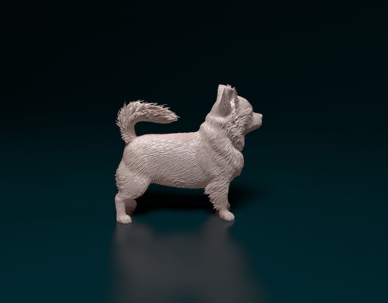 Puede incluir: Una figurita de perro chihuahua blanco de pie sobre una superficie azul oscuro. El perro est&aacute; mirando hacia la derecha y tiene la cola enroscada.