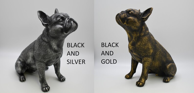 Pu&ograve; includere: Due figurine di Bulldog Francese, una in nero e argento, l'altra in nero e oro. BLACK AND SILVER e BLACK AND GOLD sono scritti sotto ogni figurina.
