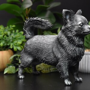 Puede incluir: Una figurita de cer&aacute;mica negra de un perro chihuahua. La figurita est&aacute; de pie sobre una superficie negra y tiene un aspecto realista.