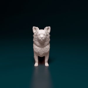 Puede incluir: Una figurita de cer&aacute;mica blanca de un chihuahua de pie sobre un fondo azul oscuro. El perro est&aacute; mirando directamente a la c&aacute;mara con la boca ligeramente abierta.