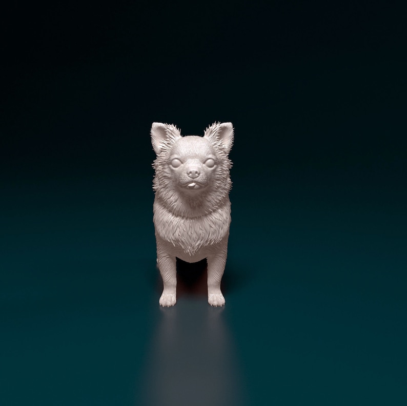 Puede incluir: Una figurita de cer&aacute;mica blanca de un chihuahua de pie sobre un fondo azul oscuro. El perro est&aacute; mirando directamente a la c&aacute;mara con la boca ligeramente abierta.