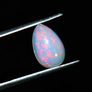 Cabochon di opale etiope naturale, pietra preziosa sciolta, pietra portafortuna di ottobre a forma di pera, cabochon di opale di fuoco multiplo, dimensioni 12X7X5 MM Ct.2.40 Gioielli