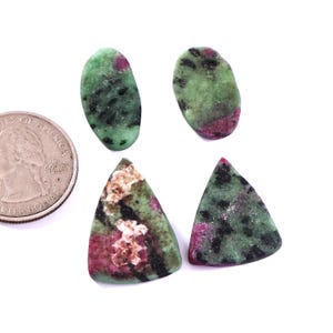 Cabochon in drusa di zoisite rubino naturale Pce4: gemma mista fatta a mano (21x17x7mm, (63,50ct)