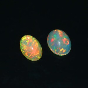 2 Stück lose Edelstein, Opal Cabochon, natürliche Opal Welo Feuer Cabochon, natürlicher äthiopischer Opal, Form Oval 10-11 MM Ct.4.20 zur Herstellung von Schmuck