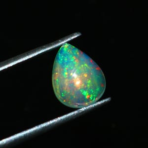 Opal Cabochon, Natürlicher äthiopischer Opal Cabochon, Loser Edelstein, Oktober Geburtsstein, Welo Feueropal Cabochon, Birne Größe 9X7X4 MM Ct.1,60