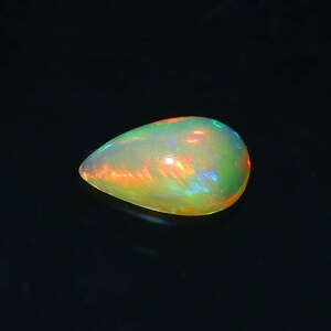 Pietre preziose sciolte, cabochon di opale, cabochon di fuoco di opale naturale Welo, opale etiope naturale, forma a pera 12X7X4 MM Ct. 1,95 per la creazione di gioielli.