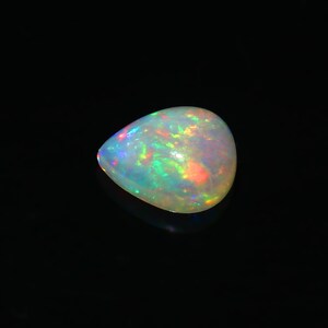 Cabochon di opale di fuoco multiplo, cabochon di opale etiope naturale, pietra preziosa sfusa, pietra portafortuna di ottobre a forma di pera, dimensioni 11 x 8 x 5 mm, ct. 2,45. Gioielli