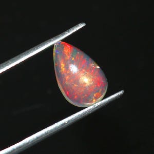 Cabochon di opale etiope naturale, pietra preziosa sciolta, pietra portafortuna di ottobre, cabochon di opale di fuoco Welo, cabochon di opale, dimensione a pera 12X7X5 MM Ct.1.95