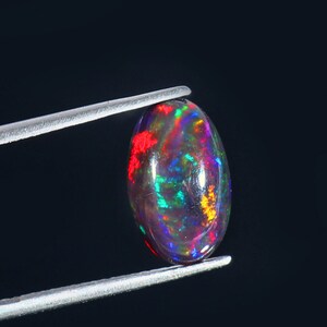 Zwarte Ethiopische opaal cabochon. Black Opal Cabochon Multi Fire Opal, Welo Fire Stone, losse edelsteen voor het maken van sieraden, maat 14 x 8 x 4 mm Ct3.00