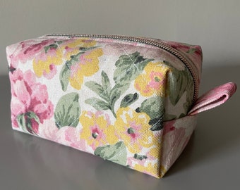 Cosmetic bag, quilted, with checkered lining