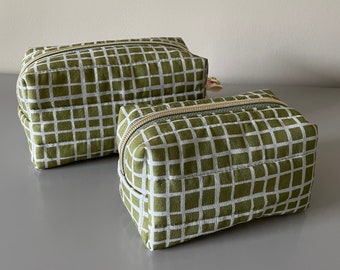Cosmetic bag in green and cream check, quilted, with dotted lining / available in 2 sizes
