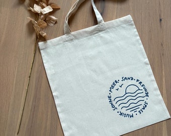 Jute bag with the inscription 'Sun, sea, sand, friends...'