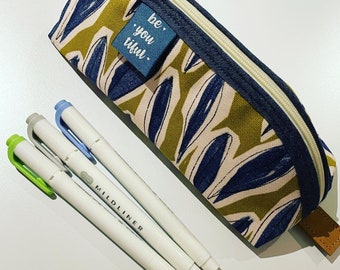 Kosmetiktäschchen/ Stiftemäppchen, blau-grün gemustert