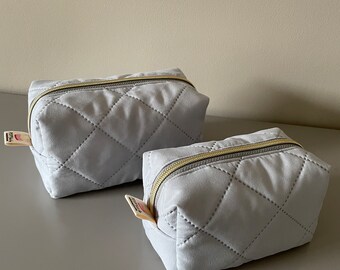 Quilted cosmetic bag with floral lining / available in 2 sizes
