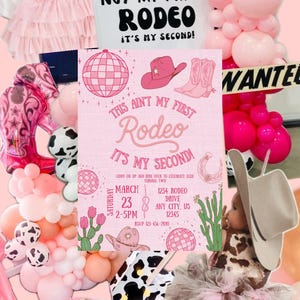 Pode incluir: Um convite rosa com tema de rodeio com o texto "This ain't my first rodeo" e "It's my second!". O convite inclui uma bola de discoteca, um chap&eacute;u de cowboy e botas. A imagem tamb&eacute;m apresenta uma camiseta branca, um tutu rosa e bal&otilde;es.