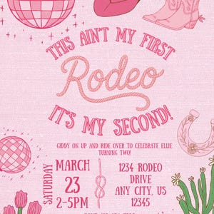 Pode incluir: Convite rosa com tema de rodeio. Apresenta ilustra&ccedil;&otilde;es de um chap&eacute;u de cowboy, botas e uma bola de discoteca. O texto diz "This Ain't My First Rodeo, It's My Second!" com detalhes da festa de anivers&aacute;rio.