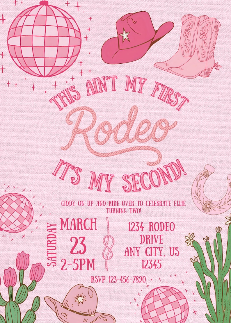 Pode incluir: Convite rosa com tema de rodeio. Apresenta ilustra&ccedil;&otilde;es de um chap&eacute;u de cowboy, botas e uma bola de discoteca. O texto diz "This Ain't My First Rodeo, It's My Second!" com detalhes da festa de anivers&aacute;rio.