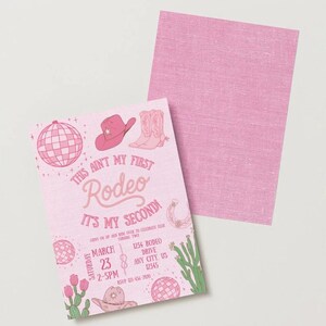 Pode incluir: Convite rosa com tema de rodeio com ilustra&ccedil;&otilde;es de um chap&eacute;u de cowboy, botas e uma bola de discoteca. O texto diz "This ain't my first rodeo, it's my second!" com detalhes do evento.