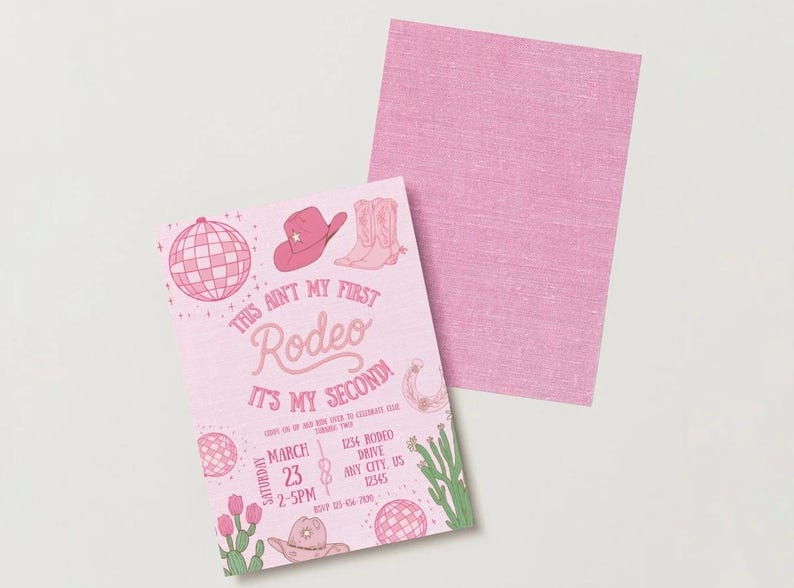 Pode incluir: Convite rosa com tema de rodeio com ilustra&ccedil;&otilde;es de um chap&eacute;u de cowboy, botas e uma bola de discoteca. O texto diz "This ain't my first rodeo, it's my second!" com detalhes do evento.