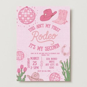 Pode incluir: Convite rosa com tema de rodeio com ilustra&ccedil;&otilde;es de bola de discoteca, chap&eacute;u de cowboy, botas e ferradura. O texto diz "This Ain't My First Rodeo, It's My Second!" com detalhes do evento para 23 de mar&ccedil;o, 14h-17h.