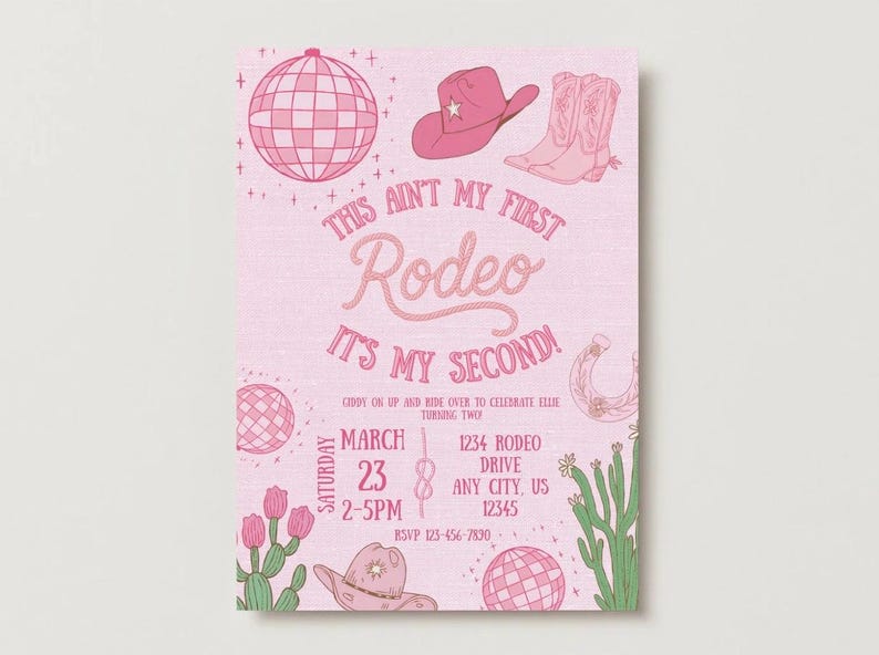 Pode incluir: Convite rosa com tema de rodeio com ilustra&ccedil;&otilde;es de bola de discoteca, chap&eacute;u de cowboy, botas e ferradura. O texto diz "This Ain't My First Rodeo, It's My Second!" com detalhes do evento para 23 de mar&ccedil;o, 14h-17h.