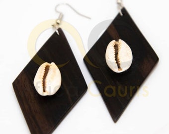 Boucles d’oreilles forme losange  avec cauris