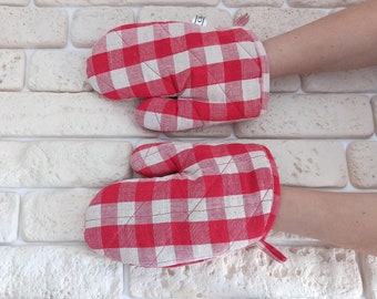 Linen oven mitts.Red and White check fabric.Linen kitchen mitten. oven mitt insulated set of 2.natural kitchen gloves.linen oven gloves