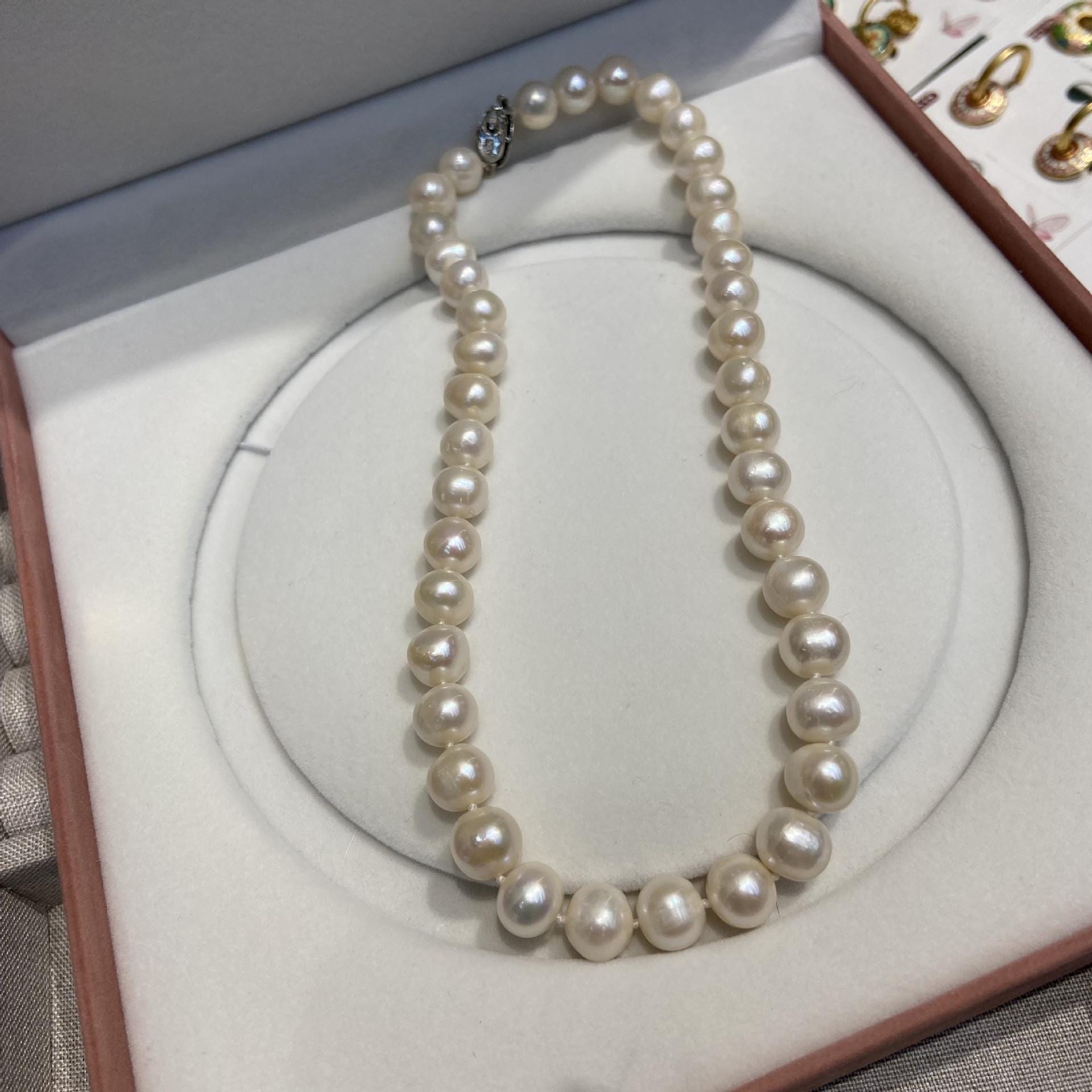 ARETES PERLAS BLANCAS AGUA DULCE CULTIVADAS PARA NIÑAS PEQUEÑAS | ORO – ADAN JOYERIA MIAMI