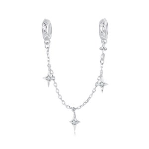 Può includere: Bracciale con ciondoli color argento con pendenti a forma di stella. Il bracciale presenta un delicato design a catena, con tre ciondoli a stella adornati con piccole pietre preziose trasparenti. Il bracciale ha due anelli nella parte superiore con disegni a forma di stella.