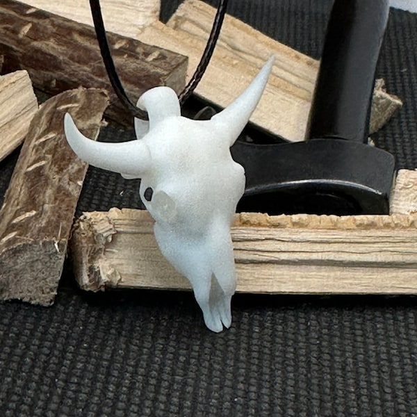 Pendentif crâne de bœuf ou vache en resine