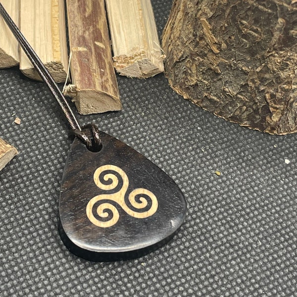 Pendentif Triskell en bois d’ébène et noisetier