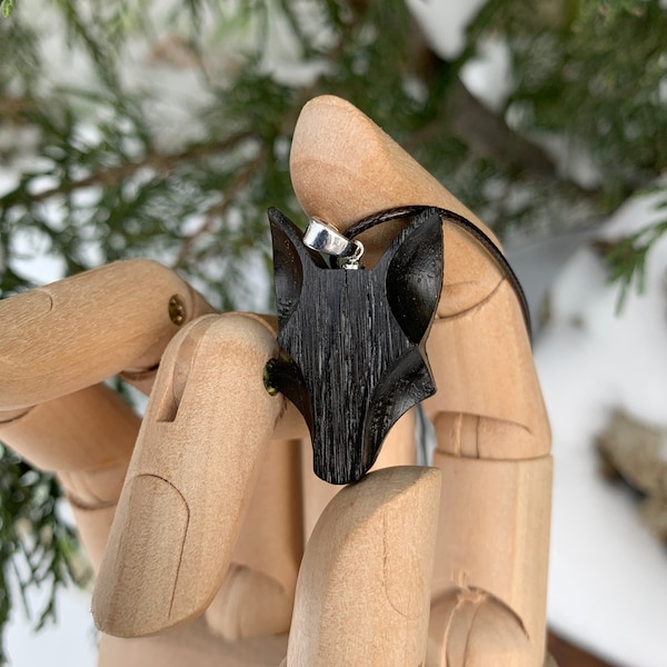 Pendentif tête de loup en chêne de tourbières