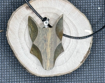 Collier et pendentif « tête de loup » en bois de palo santo