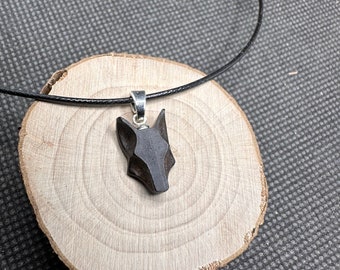 Pendentif tête de loup mini en grenadier et aubier