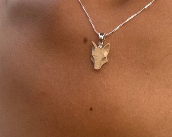 Pendentif tête de loup mini en bois de noisetier