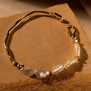 baroque pearl bracelet; pearl bracelet, pearl bangle