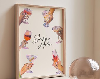 Könnte beinhalten: Ein gerahmter Druck mit Aquarellillustrationen von Händen, die Cocktailgläser halten. Der Schriftzug "Happy Hour" ist kursiv geschrieben. Das Kunstwerk hat einen hellbeige Hintergrund und einen Naturholzrahmen.