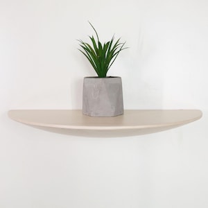 手作りの木製ハーフムーンフローティングシェルフ：素朴な壁飾り